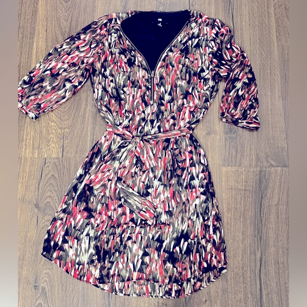 Flattering & flowy, multi-colored dress | front zip closure w/ waist tie. Small